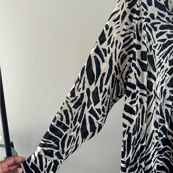 H&M’s medium size long sleeve, a bit oversized - Picture 4 of 4